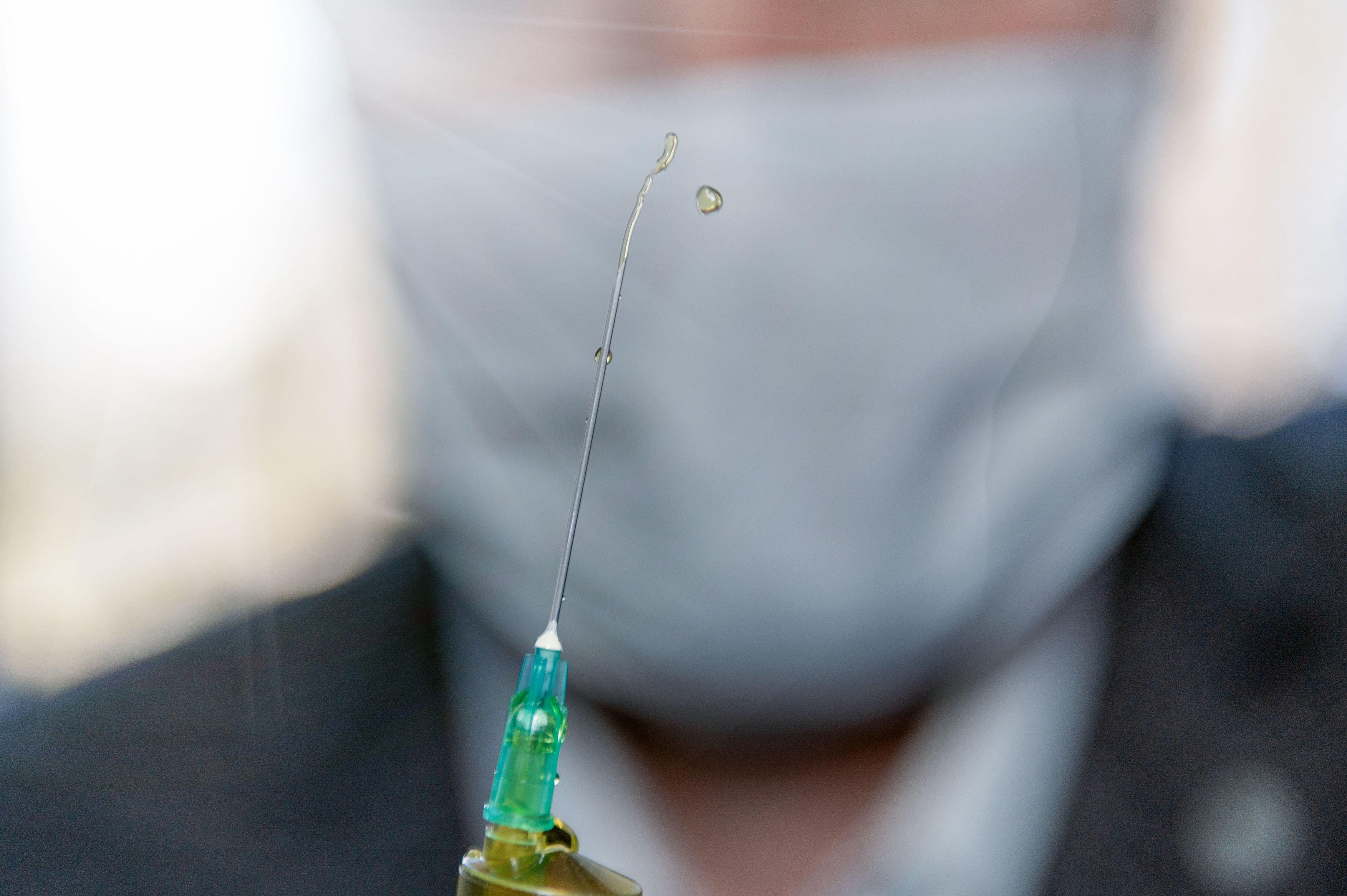 În Mare Britanie au apărut vaccinuri false. Poliția caută un bărbat care a injectat o femeie cu o substanță necunoscută