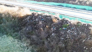 groapa de gunoi strabatuta de o bretea a autostrazii a 10