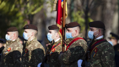 militari purtand uniforma si masca la o ceremonie