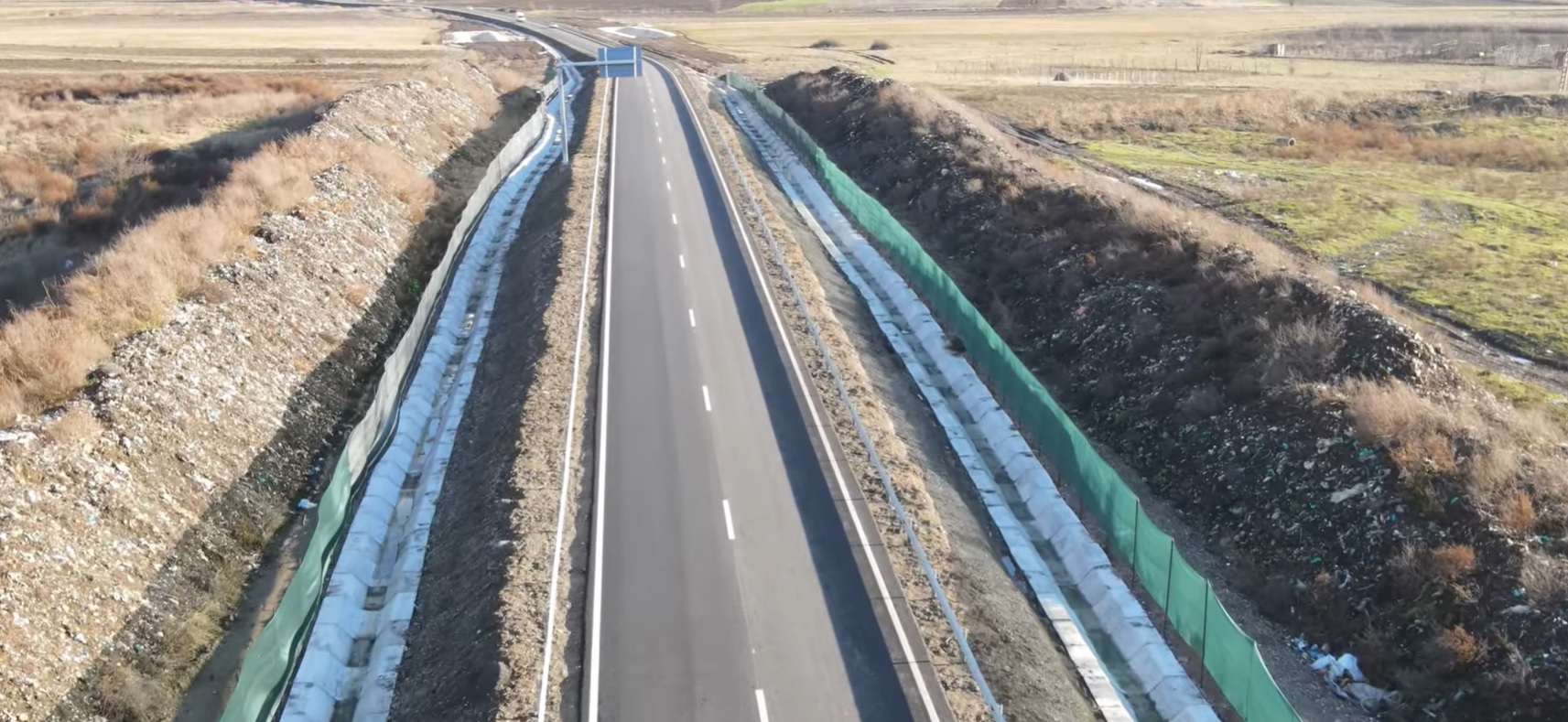 Autostrada care trece prin mijlocul unei gropi de gunoi