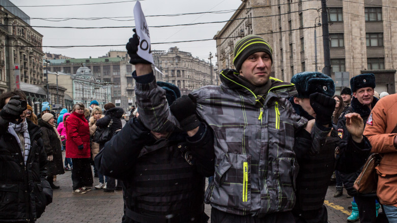 Un protestatar rus este arestat de polițiști în timpul unui marș organizat împotriva intervenției ruse în Ucraina, în 2014.