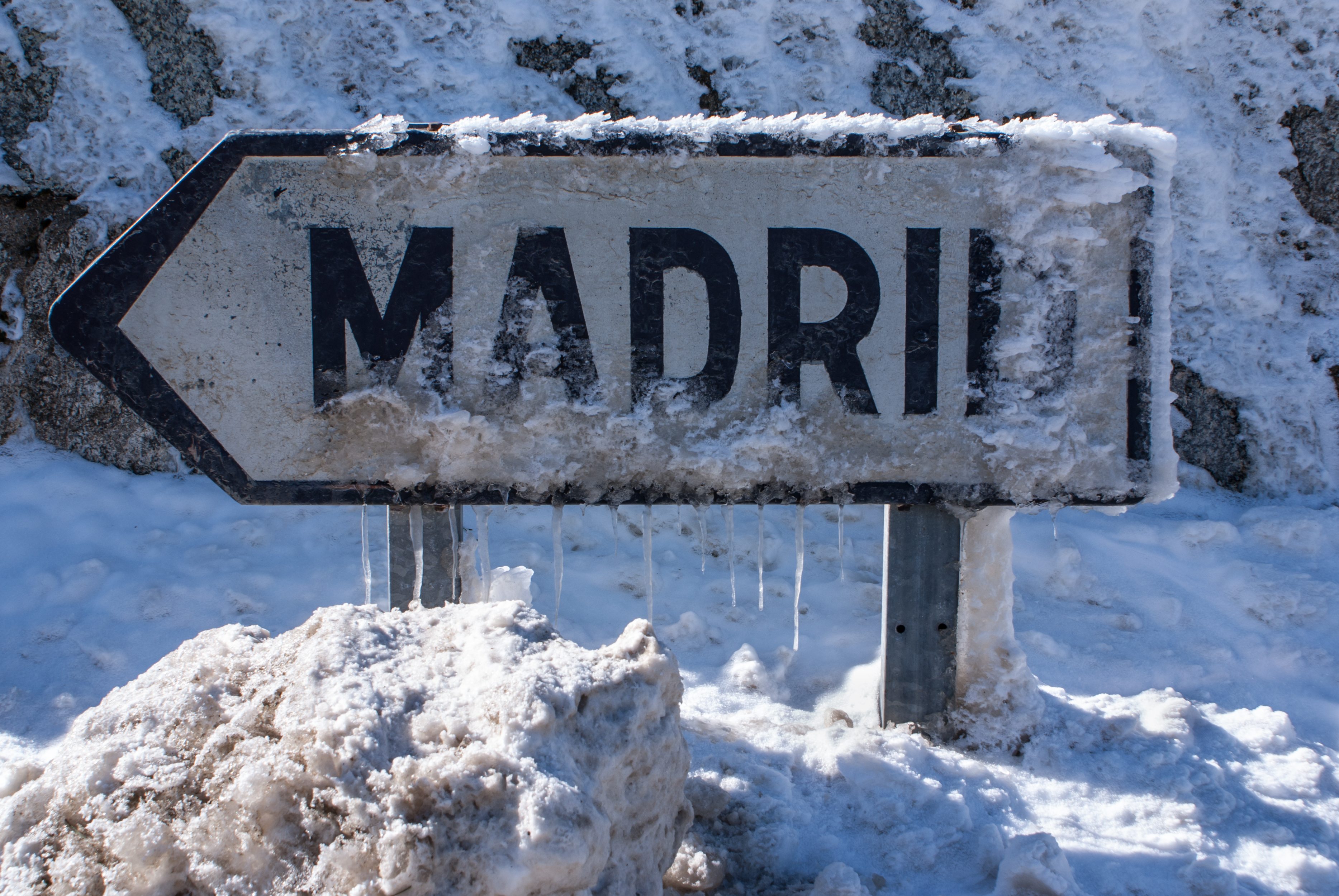 Furtună istorică de zăpadă în centrul Spaniei. În regiune intervine armata pentru a scoate oamenii rămași captivi în troiene
