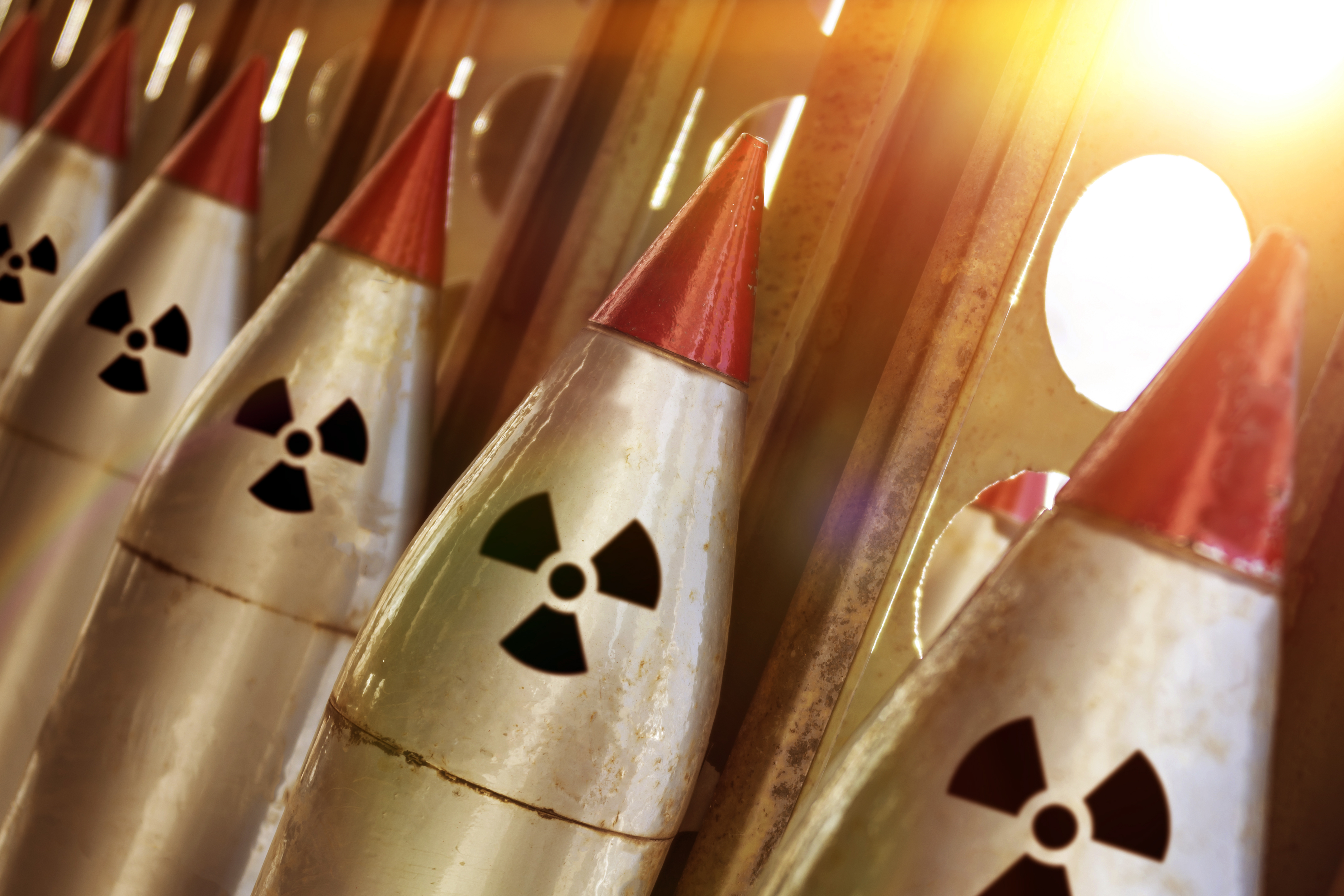Raport: Tendinţă îngrijorătoare a situaţiei armelor nucleare. Mii de focoase au fost montate pe rachete sau mutate în baze active