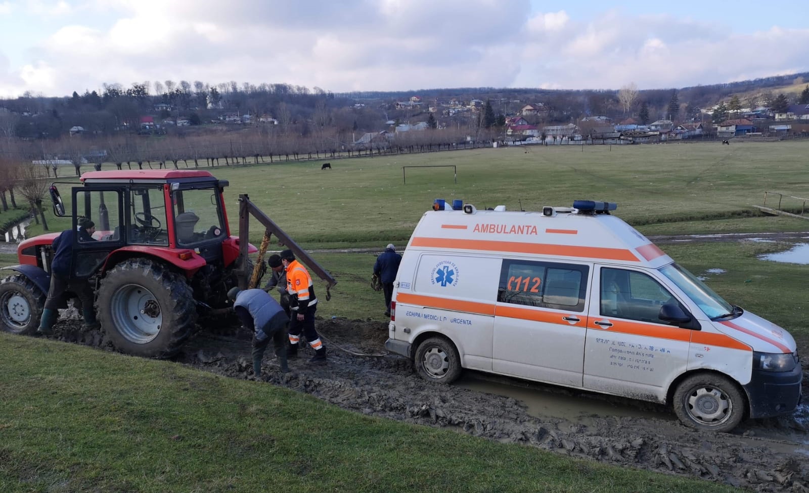 VIDEO Ambulanţă care transporta o pacientă cu simptome COVID, blocată în noroi într-un sat din Vaslui