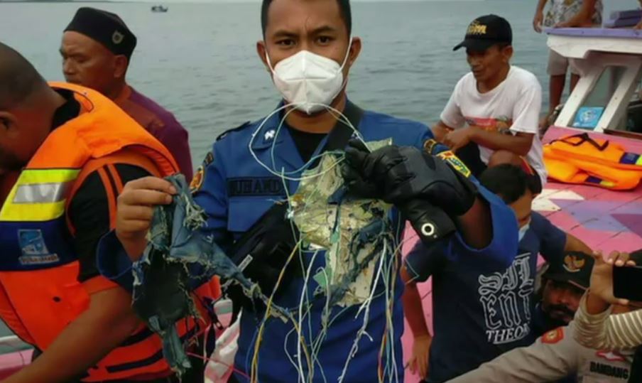 Ce spun specialiștii în aviație despre prăbușirea misterioasă a Boeingului indonezian cu 62 de oameni la bord