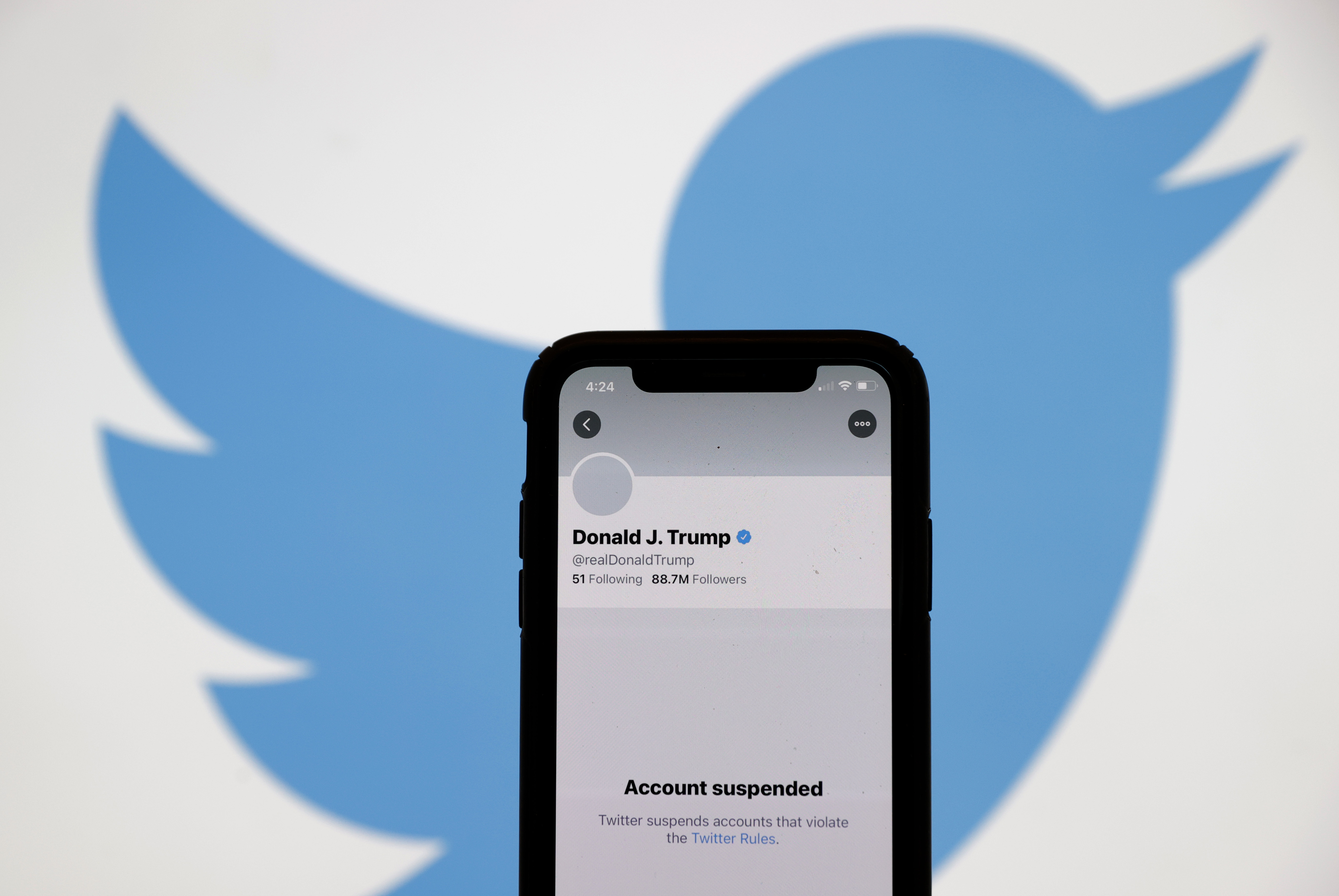 Dat afară de pe Facebook și Twitter, Trump anunță că își face rețeaua lui socială