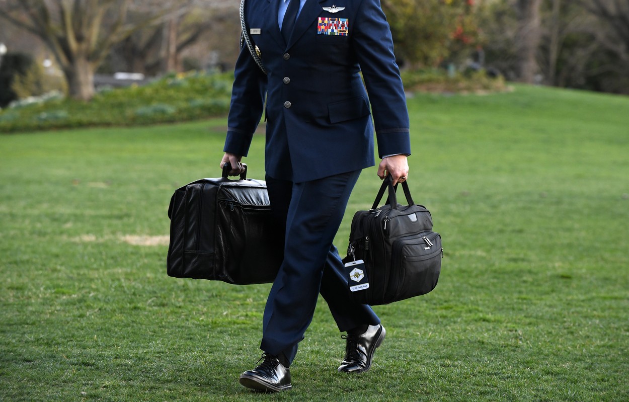 Un fost șef al Pentagonului îi propune lui Joe Biden să renunțe la controlul exclusiv asupra butonului nuclear