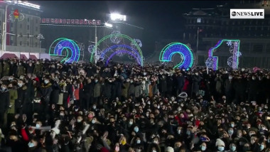 nord-coreeni in piata centrala din Phenian la revelion 2021