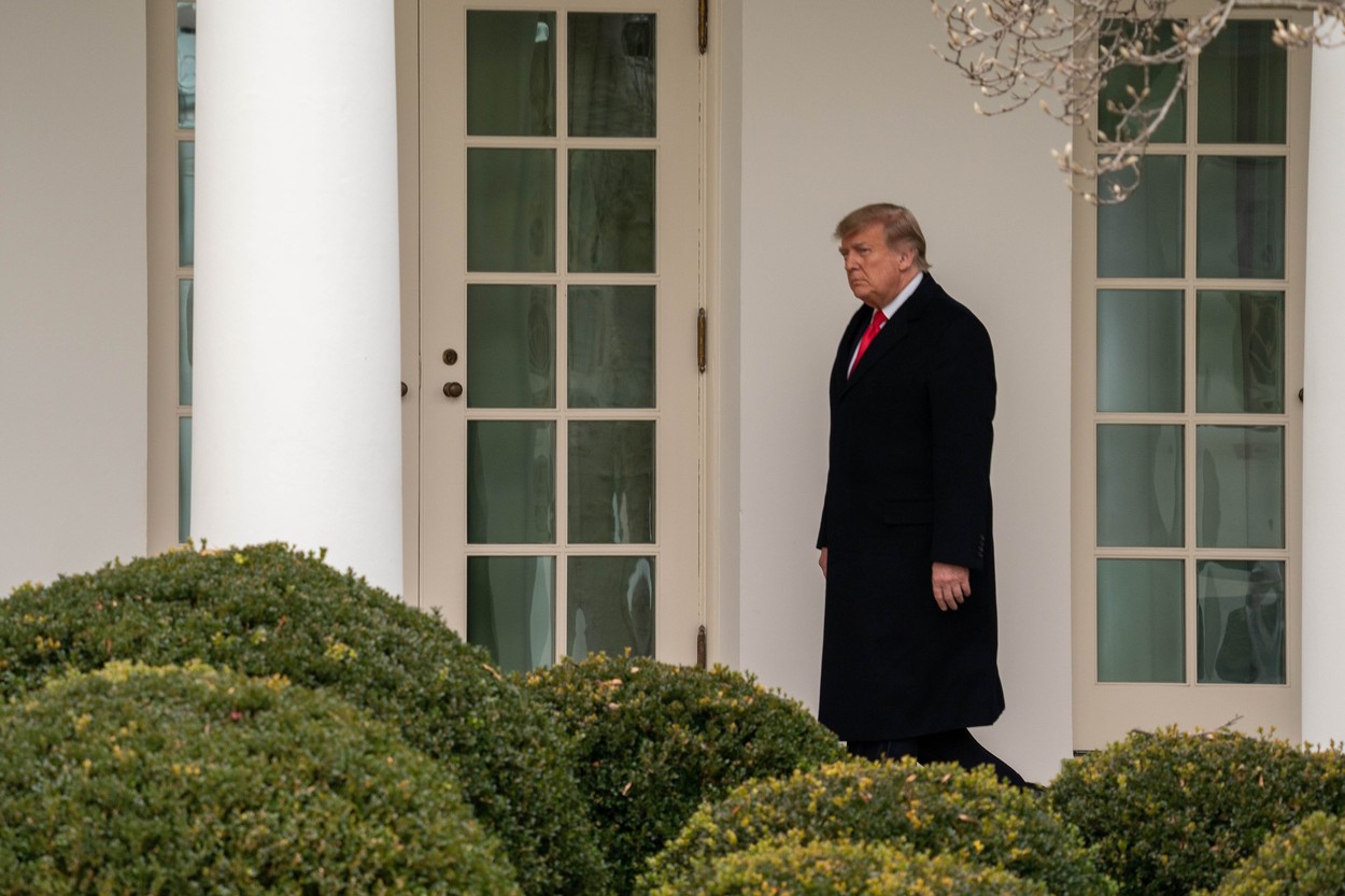 Revenire neașteptată la Washington a lui Donald Trump, care și-a scurtat vacanța în Florida