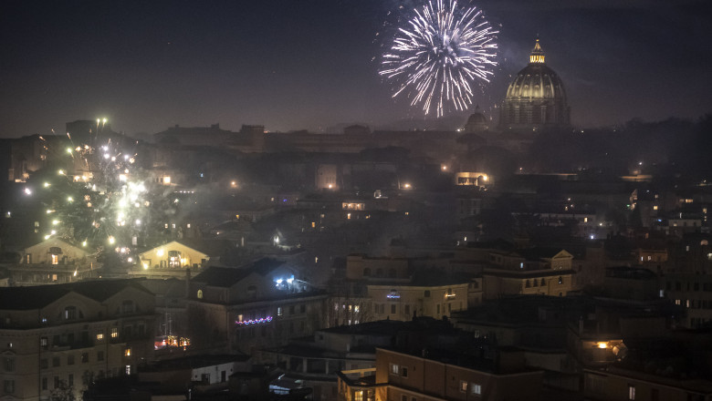 Revelion 2021, Roma. Artificii deasupra basilicii San Pietro în condițiile în care ceremoniile au fost anulate si a fost impusă carantina