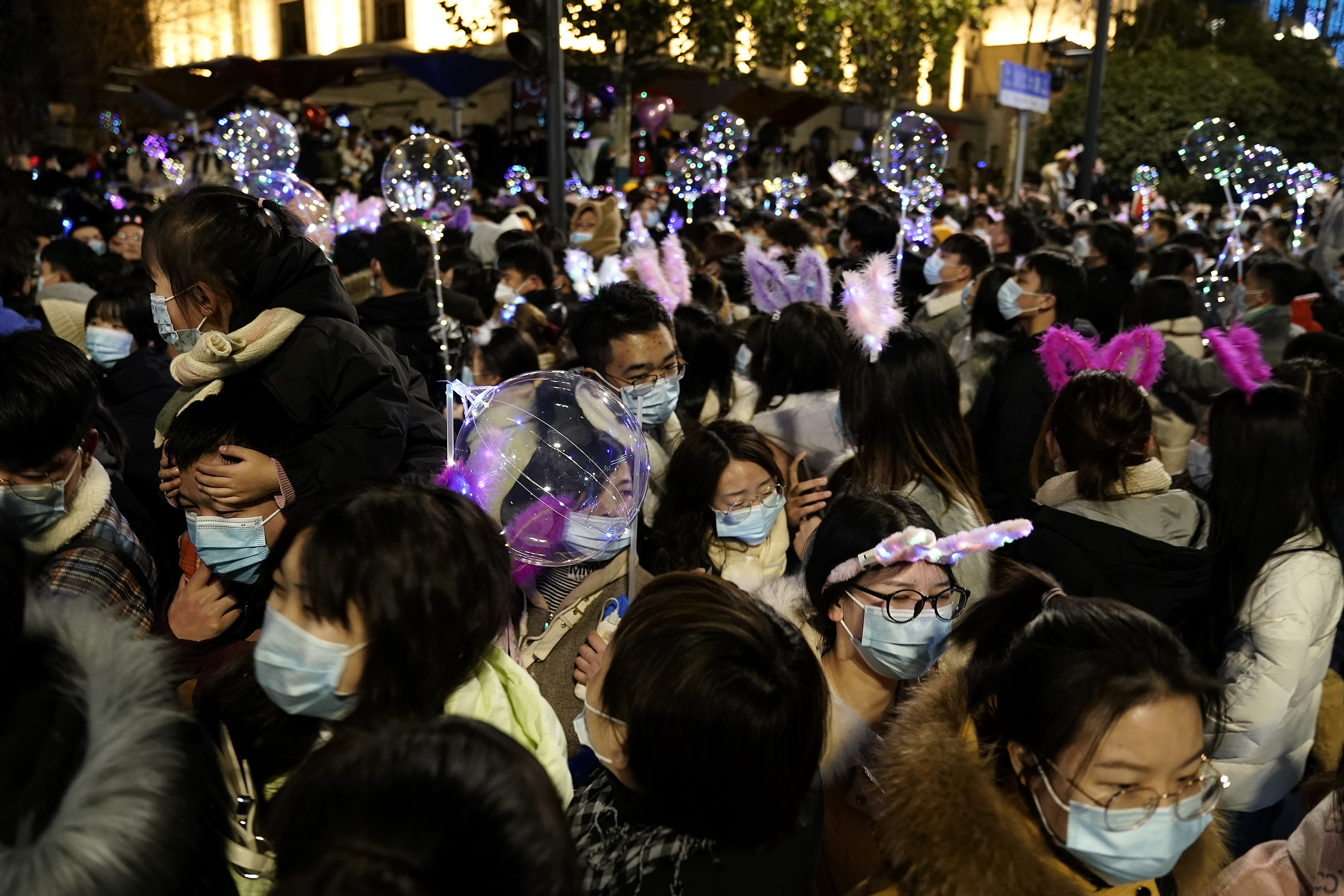 Liber de coronavirus de luni de zile, Wuhan a întâmpinat noul an cu mulțimi mari de oameni în stradă