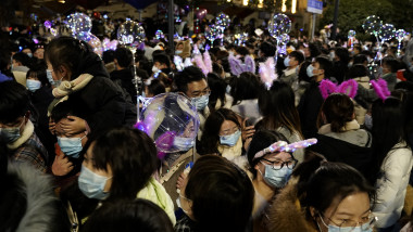 Revelion 2021. Oamenii din Wuhan, cu măști de protecție, au sărbătorit afară, în stradă, sosirea noului an