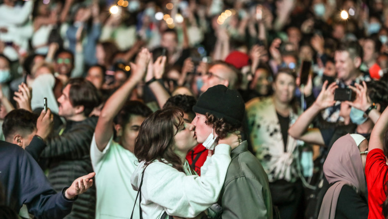 Doi tineri se sărută la Melbourne, Australia, la miezul nopții