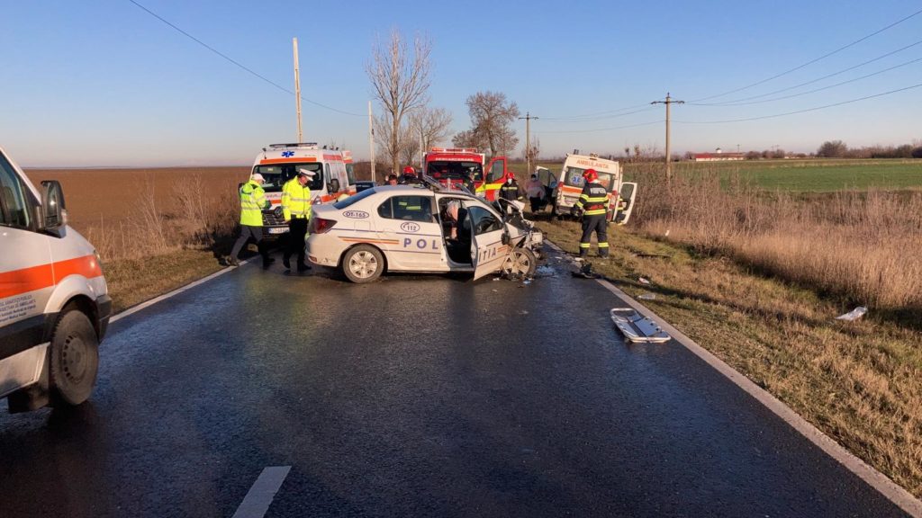 Doi polițiști răniți grav, după ce mașina lor s-a ciocnit cu o ambulanță. Ambele autospeciale erau în misiune