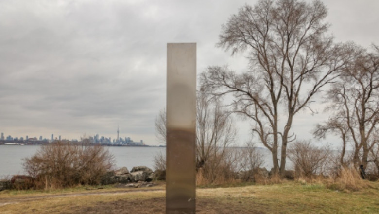 monolit misterios din metal apărut în Toronto, Canada