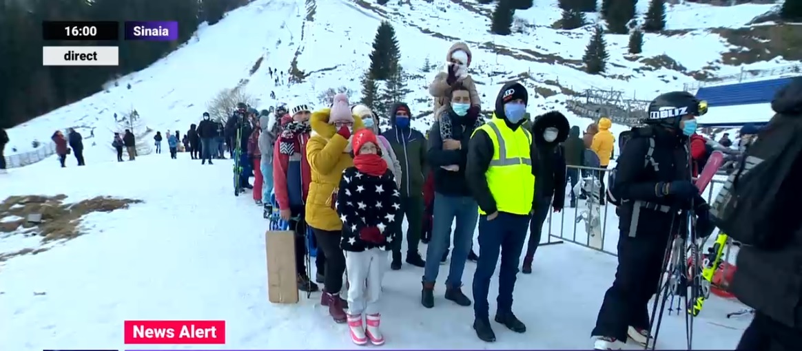 Cum petrec românii prima zi din an. Sute de oameni stau la coadă la telegondolă