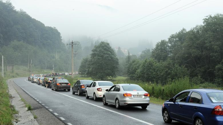 Aglomerație pe DN1. Polițiștii anunță că se circulă în coloană în stațiunile montane