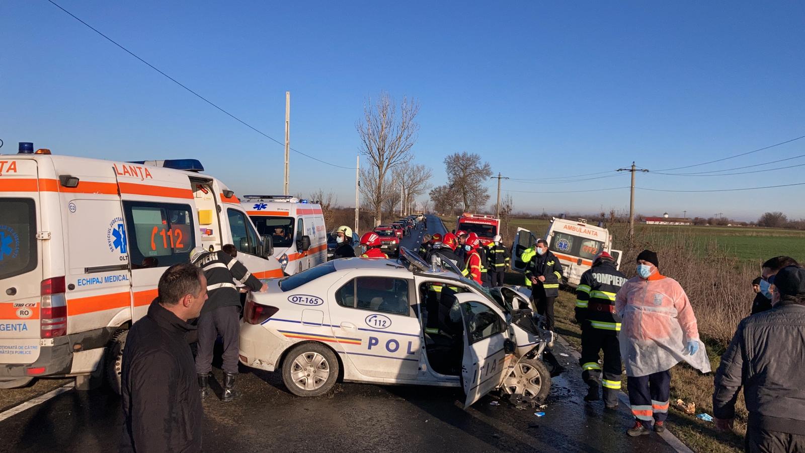 Unul dintre cei doi polițisti răniți grav în accidentul cu ambulanţa din Olt a murit