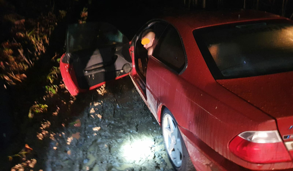 Circ incredibil provocat de un tânăr dezbrăcat, blocat cu mașina în pădure, găsit de jandarmi: „Să-mi aduceți haine și țigări”