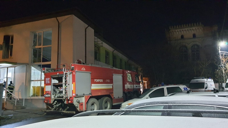 Incendiu într-o secție a spitalului din Roman, după ce o țigară a fost aruncată într-un tomberon