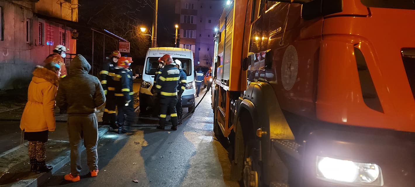 Incendiu violent în Baia Mare. O femeie a decedat și 46 de persoane au fost evacuate dintr-un bloc
