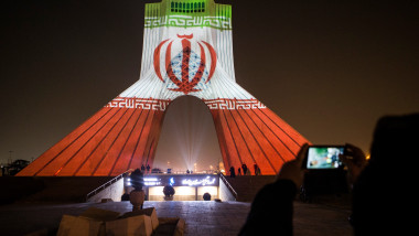 turnul azadi iluminat cu drapelul iranului