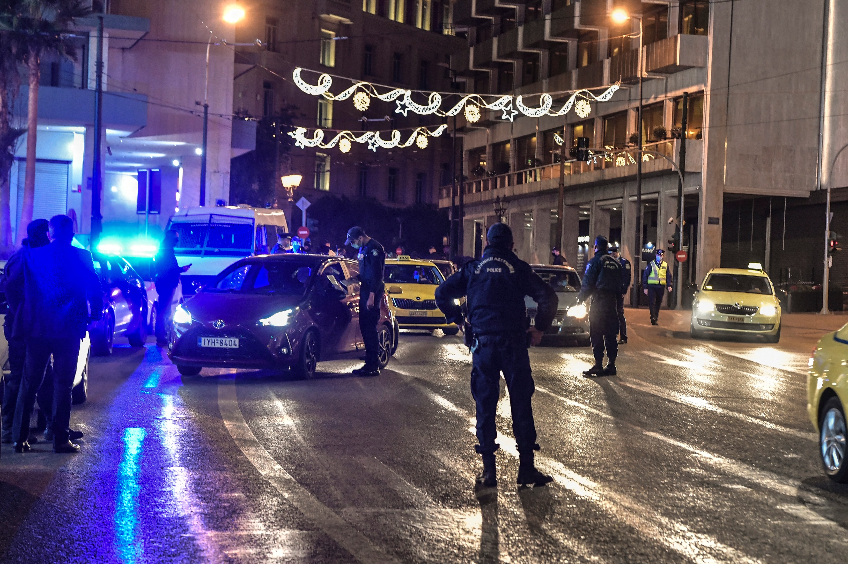 După sărbătorile de iarnă, Grecia și Franța reintroduc restricțiile de deplasare pe timp de noapte