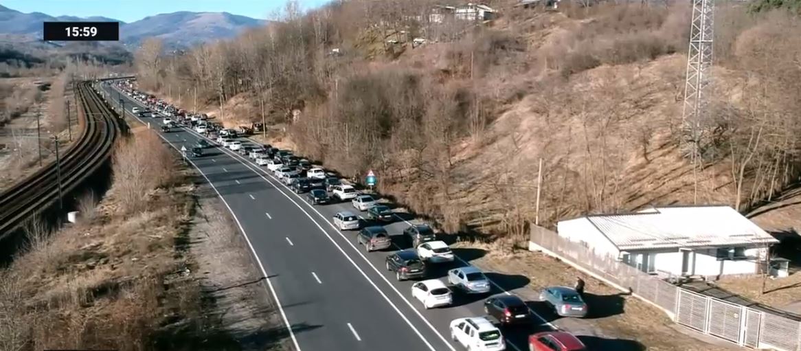 Aglomerație pe DN1. 10 kilometri parcurși în două ore pe drumul spre munte