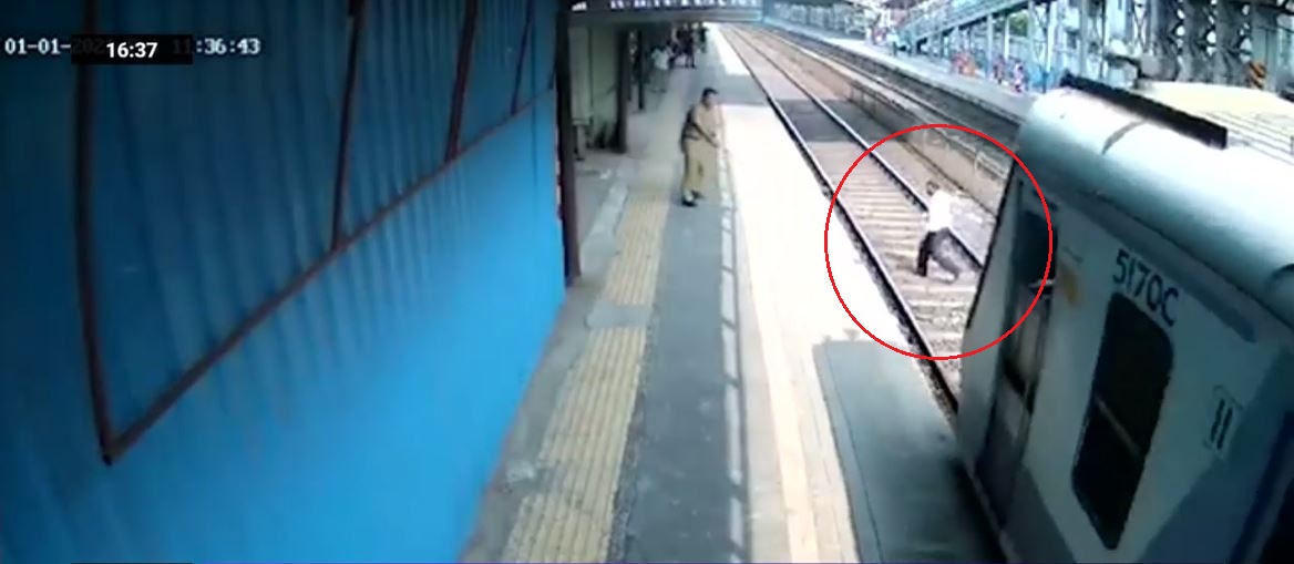 Un bărbat din India, la un pas să fie călcat de tren după ce și-a scăpat un pantof pe șine