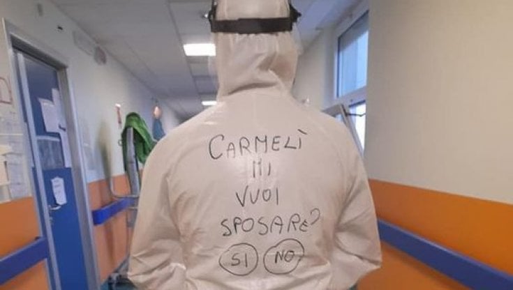 Un infirmier din Italia și-a cerut iubita în căsătorie într-un mod inedit