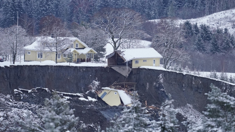 case distruse si o uriasa groapa dupa alunecarea de teren din ask, norvegia