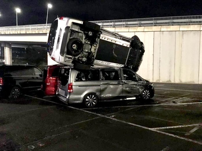 Răzbunarea unui angajat concediat de la o fabrică Mercedes: S-a urcat într-un excavator și a făcut praf 69 de mașini de lux