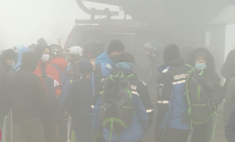 Sute de turiști s-au îngrămădit încă de la 7.30 la coadă la telegondola din Sinaia. După trei ore au aflat că pârtiile s-au închis