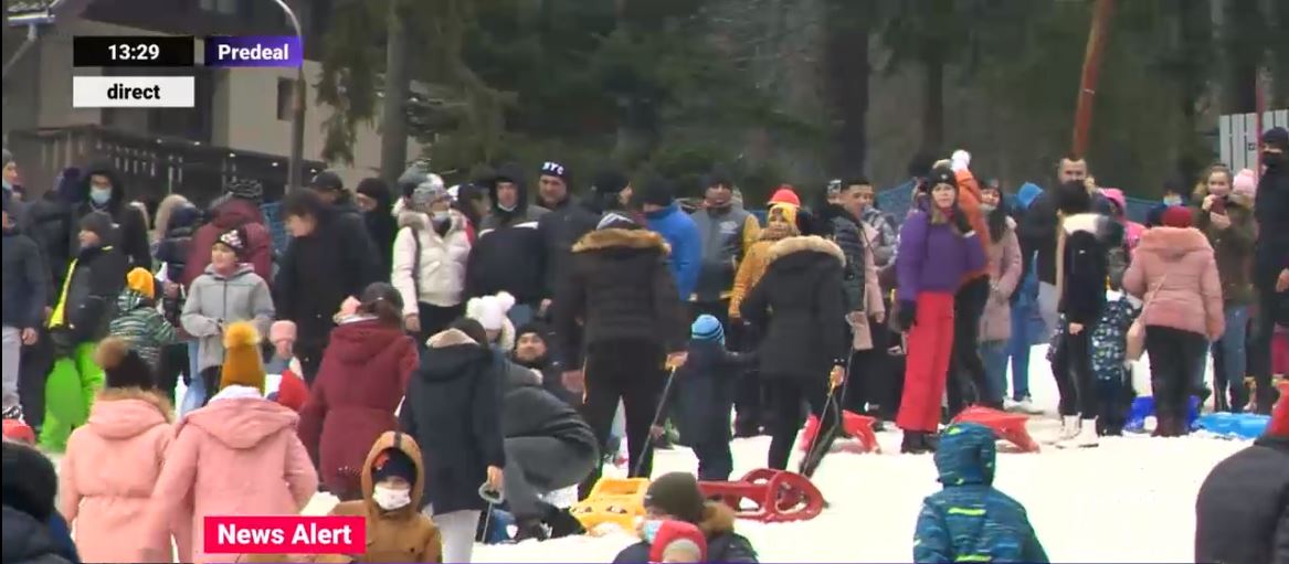 Aglomerația s-a mutat la Predeal. Sute de turiști s-au înghesuit pe pârtia Clăbucet fără să respecte vreo regulă