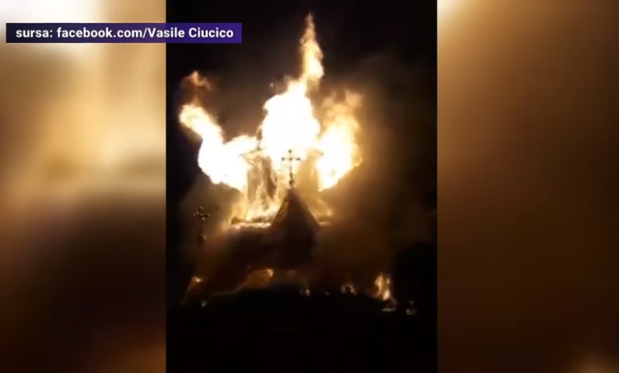 VIDEO. Biserica de lemn din Brodina de Sus, județul Suceava, a ars în totalitate