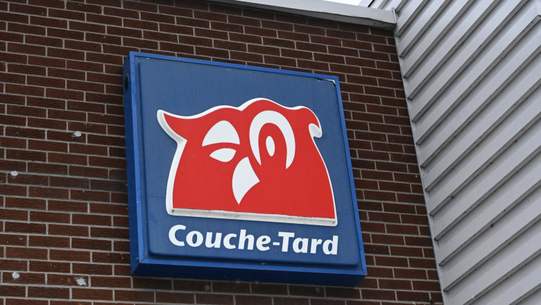 sigla lantului de magazine canadian couche tard, o bufnita rosie care face cu ochiul