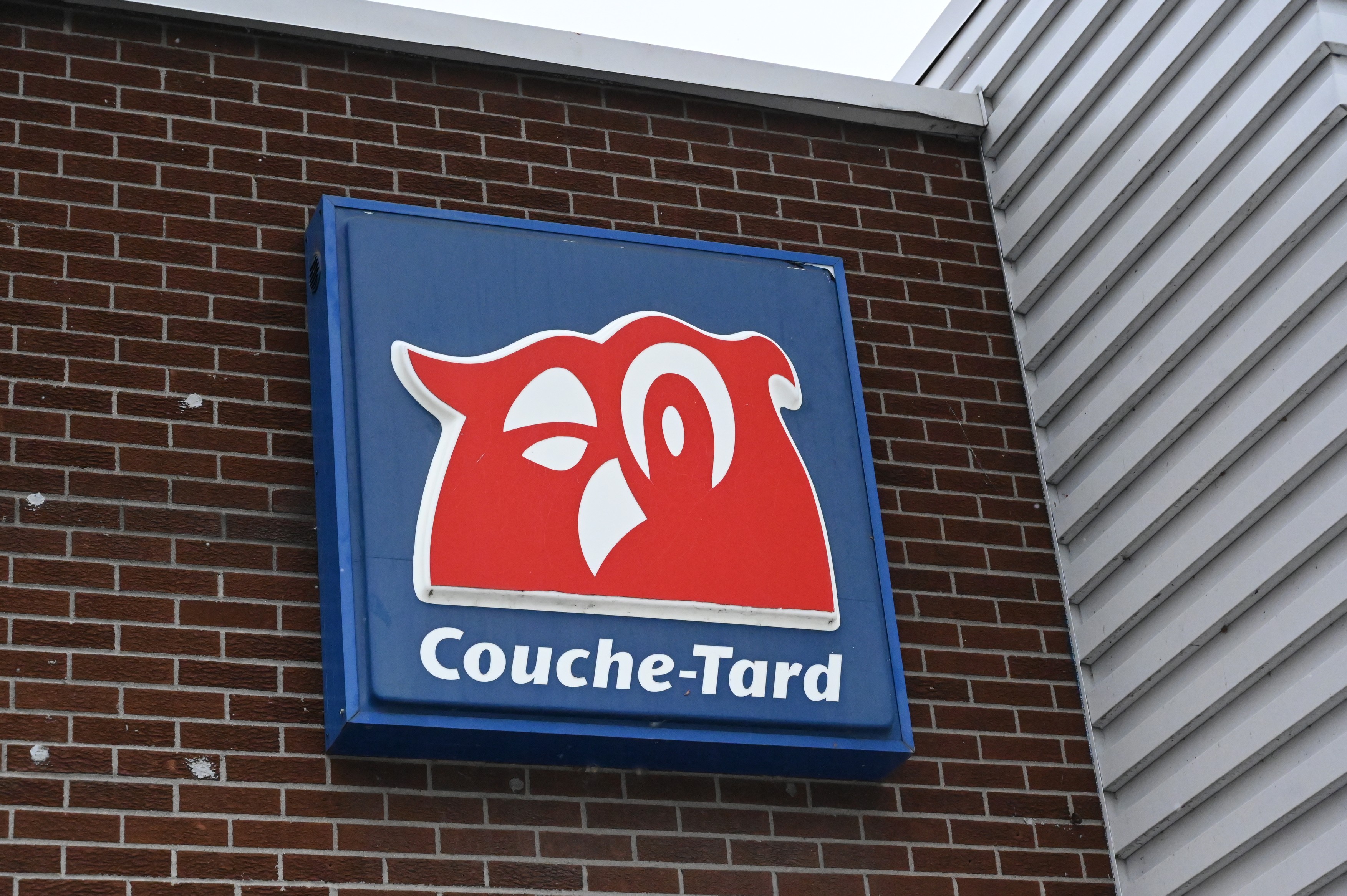 Guvernul francez se opune preluării Carrefour de către canadieni