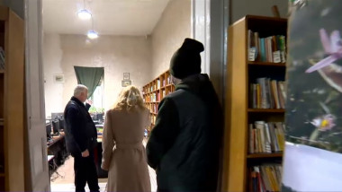 primarul elena lasconi in vizita la biblioteca municipala din campulung muscel