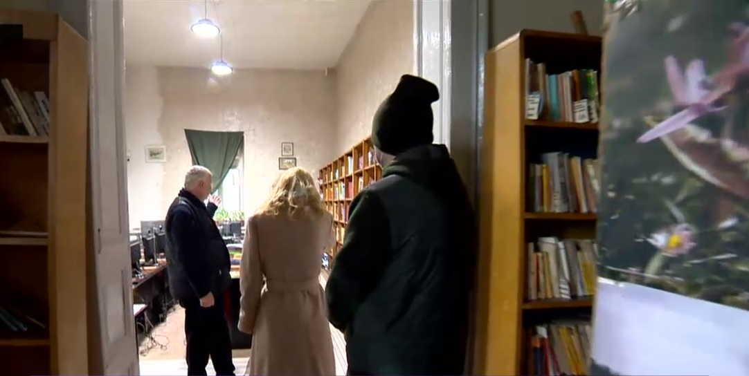 Deliciile banului public în provincie: Când preotul e și director, subalterni sunt rudele; Când nu-ți place slujba, stai acasă 9 luni