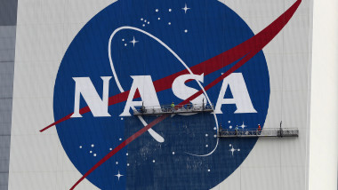 Logo-ul NASA pe o clădire