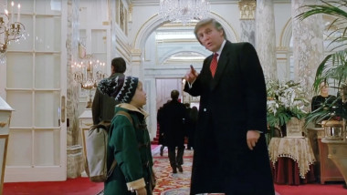 Donald Trump are un rol de câteva secunde în celebrul film „Singur Acasă 2: Pierdut în New York”. Regizorul filmului declara că Trump a condiționat filmările în hotelul Plaza, care îi aparținea atunci, de prezența lui în film.