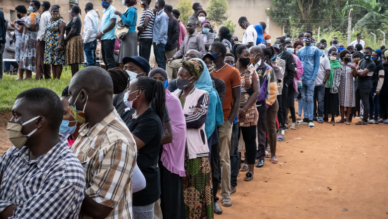 cozi de oameni din uganda la vot