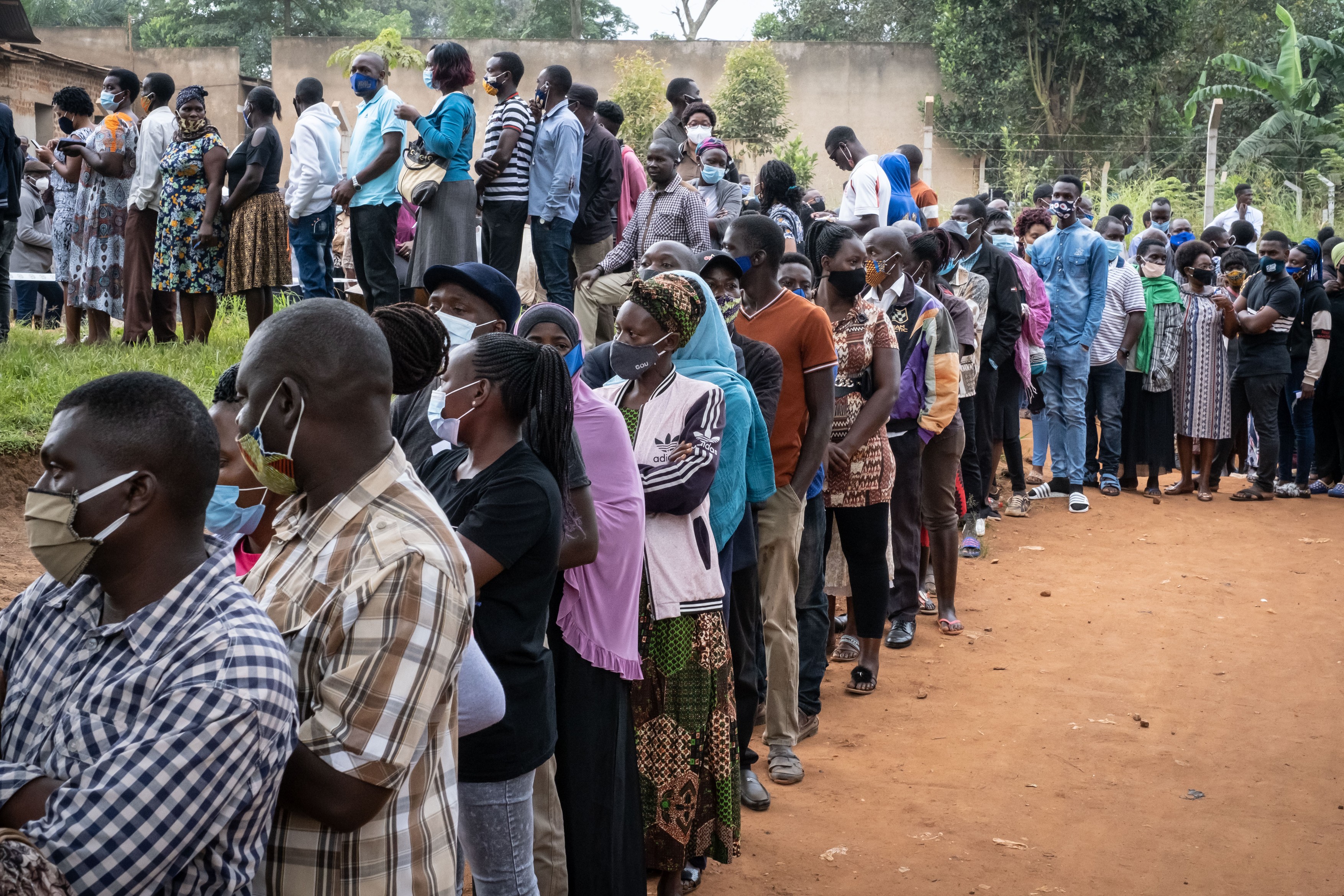 Cozi imense la prezidențialele din Uganda. Liderul țării timp de 40 de ani, Museveni, înfruntă o vedetă pop