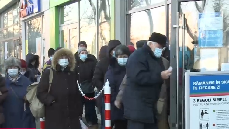 Derutați de informațiile privind viitoarele facturi la curent, oamenii stau la cozi la sediile furnizorilor de energie electrică