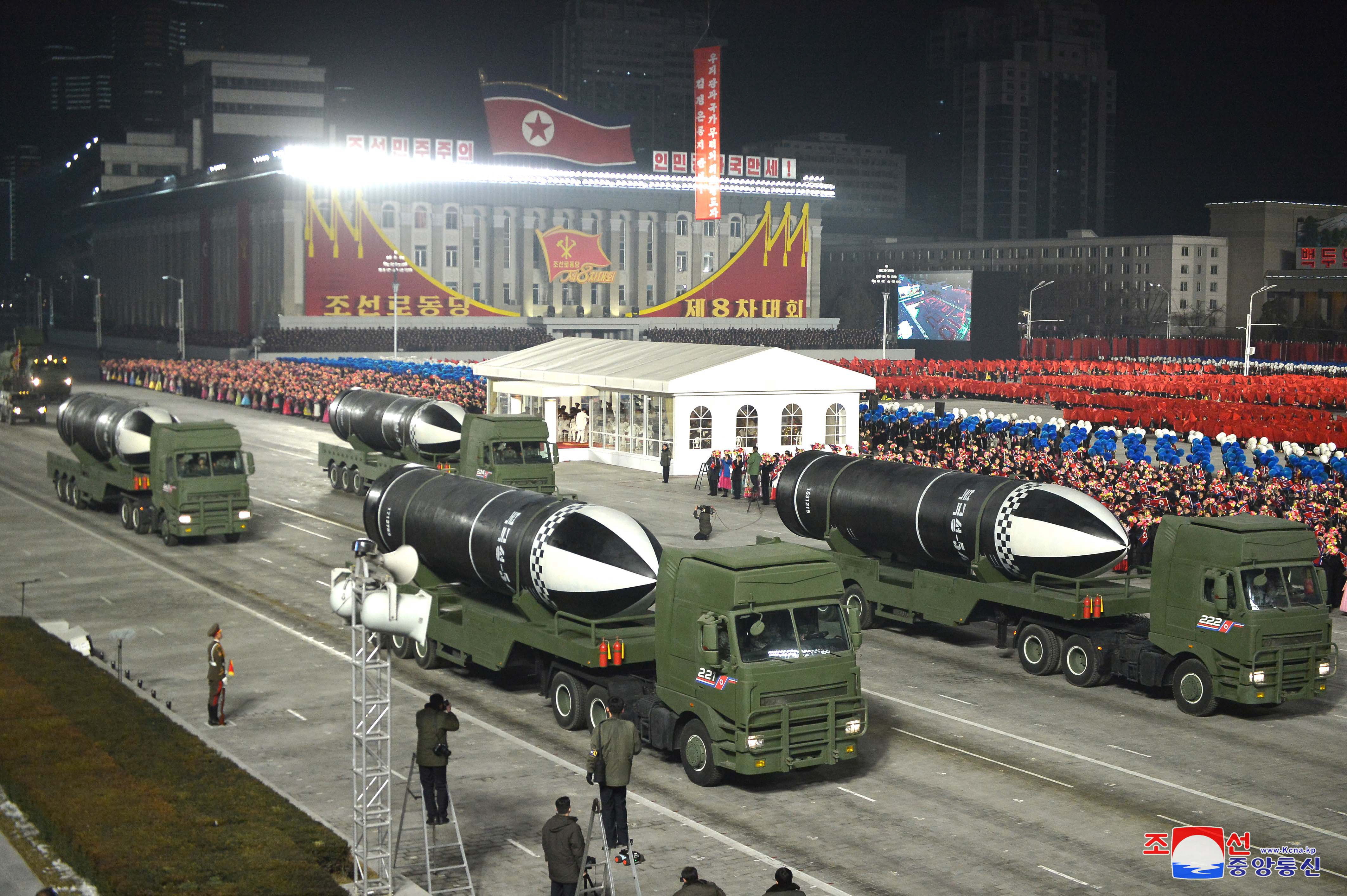Cel mai nou model de rachetă balistică, prezentat la o paradă militară din Coreea de Nord în prezența lui Kim Jong Un