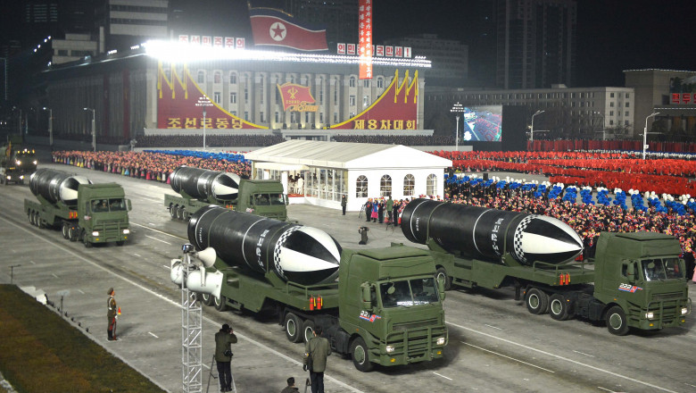 Coreea de Nord a prezentat într-o paradă militară vineri la Phenian o rachetă balistică care poate fi lansată de pe un submarin