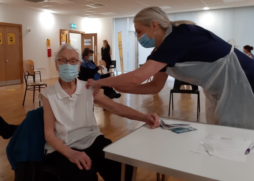 O femeie de 101 ani, supravieţuitoare a gripei spaniole, vaccinată anti-Covid: A fost doar un alt vaccin