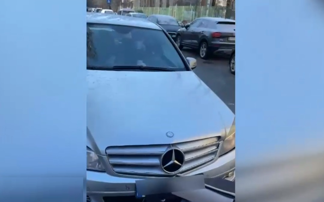 VIDEO. Un bărbat lovește intenționat cu mașina un cărucior în care se afla un copil