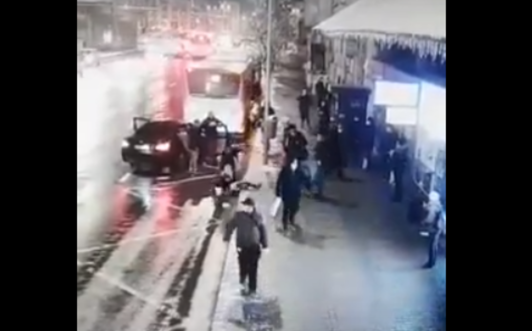 VIDEO. Momentul în care o fată de 15 ani este răpită de pe stradă, în Cluj Napoca. Trecătorii se uită, dar nu reacționează