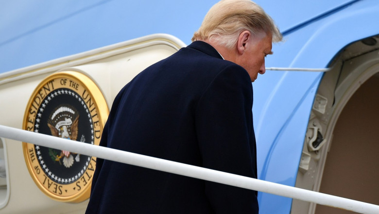 Președintele Donald Trump urcă la bordul Air Force One
